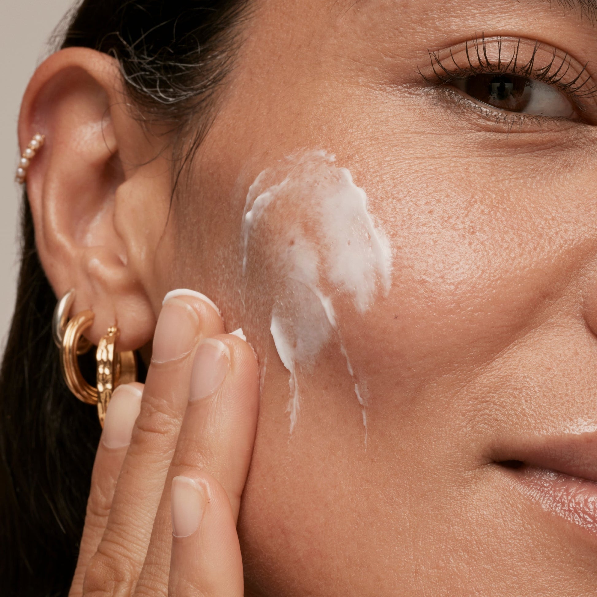 simple-skincare-cleanser-and-ceramide-moisturizer-duo-t6 INKEY_DTC_Bio-ActiveCeramide_Ppage_Model_02_dd0fc443-e441-4e82-ac65-ebe93c1b6365_1.jpg