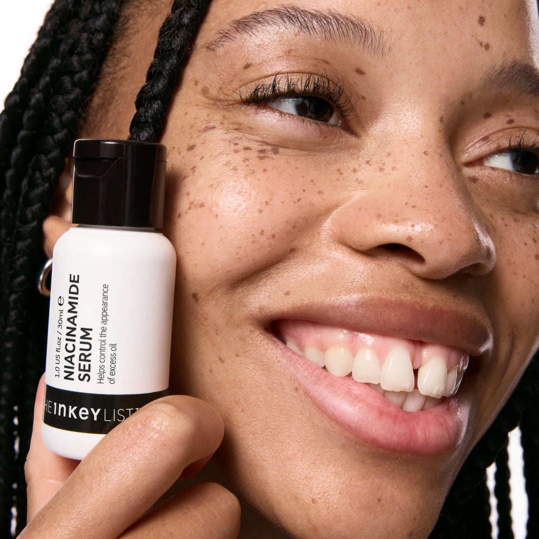 10-niacinamide-serum-duo-f5 Model01_d6be0920-41bd-4df2-8281-5a1face2e177.jpg