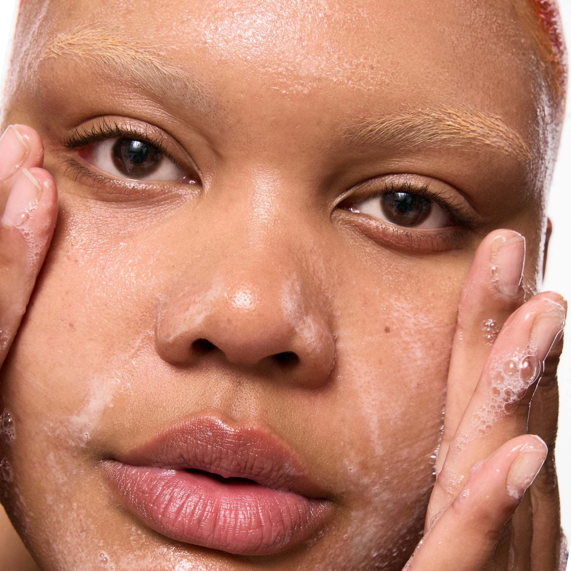 salicylic-acid-cleanser-150ml-f4 Omega50_Model_2000x2000-1_ce0a3018-d6f0-4ed9-a17d-0096b80b29f6.jpg